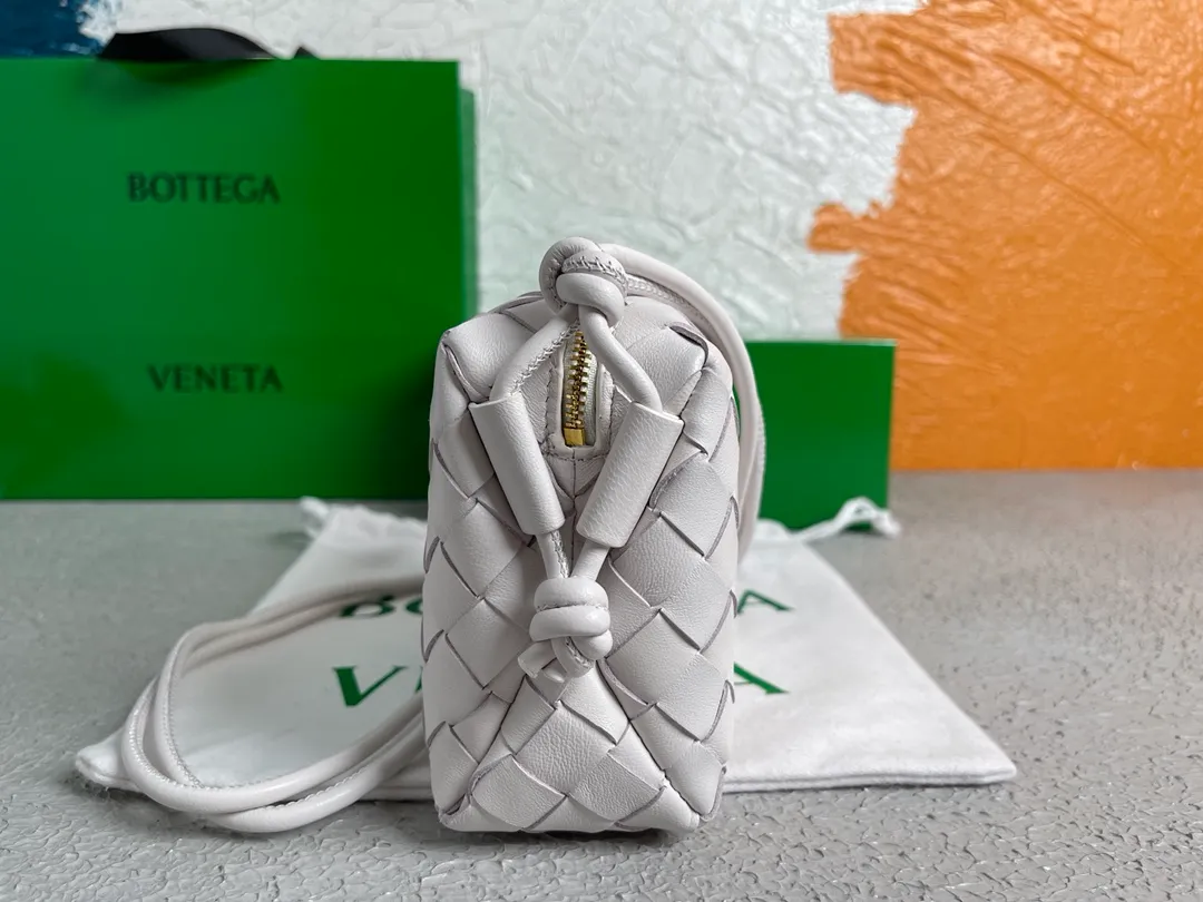Batch 1160 BOTTEGA VENETA/Bottega 2021 new women's POUCH crossbody bag clutch, lntfecciato woven leather crossbody mini handbag, single internal open pocket, zipper closure, computer embroidered leather shoulder strap can be adjusted in length, model: 6684 Color: White Origin: Italy Size: 17*12*8